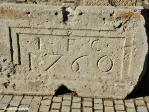 Slab buiten het stadhuis gegraveerd (© Jean Espirat)