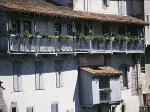 Edifício antigo à beira de Nive