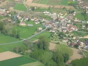 Vista aerea sul villaggio di Saint-Julien-de-Lampon