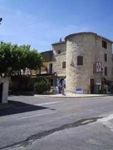 L'une des tours d'angle de l'ancienne enceinte