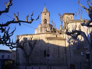 L'église et la tour de l'Horloge, place de la Mairie