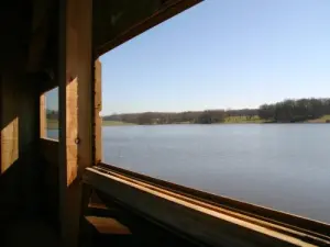 El estanque visto desde el interior del observatorio