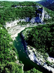 The gorges of the Ardèche: hikers and canoes