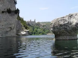 The Grain de Sel rock facing the beach, under Aiguèze