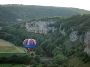 Ballooning an einem Sommerabend in Saint-Moré