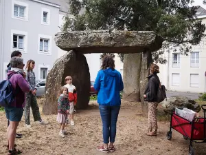 Un dolmen en ville (© SNAT / Rudy Burbant)