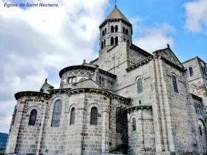 L'église de Saint-Nectaire (© Jean Espirat)