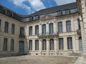 Façade sur cour d'honneur- Musée de l'hôtel Sandelin (© Musées de Saint-Omer)