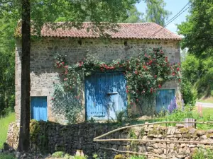 Saint-Pardoux - Jardin du Moulin - The flowered barn