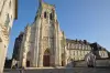 Façade de l'abbatiale, l'église rattachée à l'abbaye de Saint-Riquier