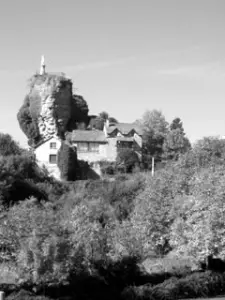 Rocher de la Vierge à La Roque Valzergues