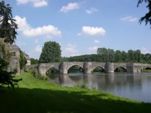 Le vieux pont du XIIIe qui enjambe la Gartempe
