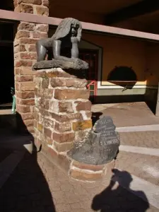 El pueblo - Estatua de Víctor, niño salvaje capturado el 8 de enero de 1800