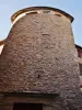 村庄 - 十五世纪的塔楼和房屋