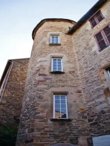 El pueblo - torre y casa del siglo XV