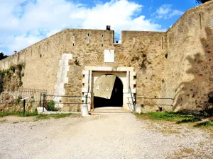 城塞への入り口（©J.E）