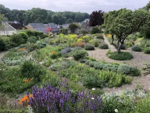 O jardim está organizado em torno da árvore de maçã velha