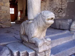 Un des lions du parvis de l'église (© J.E)