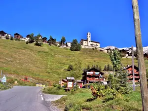 L'église domine toute la vallée (© J.E)