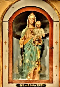 我们的玫瑰圣母，在教堂里（©J.E）