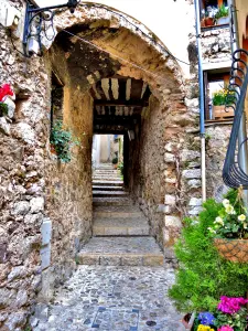 Ein weiterer Eingang zum Dorf (© JE)