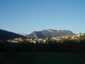 El pueblo de Sainte-Croix y Trois Becs al amanecer