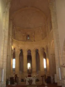Dentro de la iglesia románica