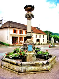 Fonte de flores, em frente da igreja (© J.E)