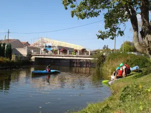 Passeio pela cidade de canoa