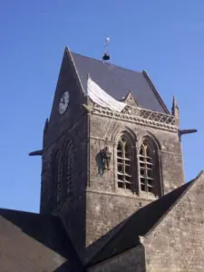 Mannequin des Fallschirmjägers John Steele auf dem Glockenturm