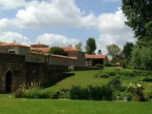 Chaligny Logis Gardens