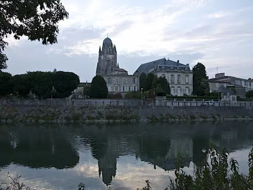 Catedral Saint-Pierre - Monumento em Saintes