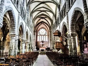 Schip van Saint-Anatoile kerk (© JE)