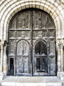 Gesneden houten portaal van de kerk (© JE)