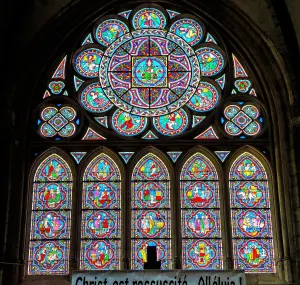 Glas-in-lood raam aan de apsis van Saint-Anatoile kerk (© JE)