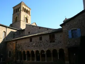 Cloître de Salles-Arbuissonnas-en-Beaujolais