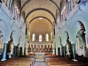 Nave de St. Jeanne Antide (© Jean Espirat)