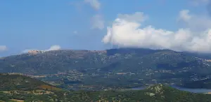 Strada Sant'Antonino vista che scende dal Speloncato sopra il lago Codole