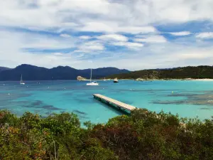 Da praia de Loto, as águas azul-turquesa