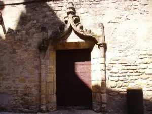 Otra puerta de edad en una esquina de la calle