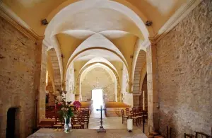 O interior da igreja Saint-Hilaire
