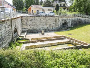 Fontaine-Lavoir-Bewässerung der beiden Quellen (© J.E)