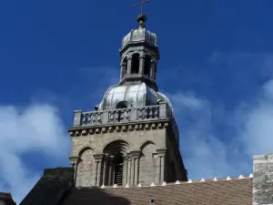 Glockenturm der Basilika St. Andoche