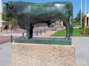 En hommage à François Pompon une réplique du grand taureau