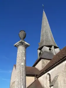 Vieille tombe et clocher en bardeaux de bois de l'église Saint-Saturnin