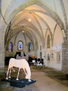 Intérieur de l'église Saint-Saturnin lors d'une exposition temporaire