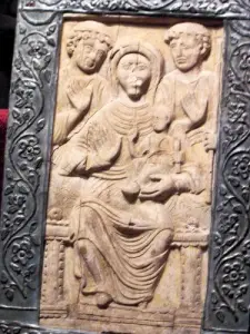 Copie dans la basilique de l'évangéliaire dit de Charlemagne