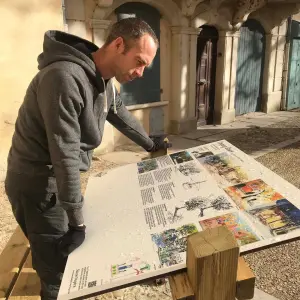 Crunch Sauve, scoprirete così il patrimonio originale del villaggio modo, partire con un ricordo personale del piccolo borgo medievale, corso di disegno didattico, 3 pannelli