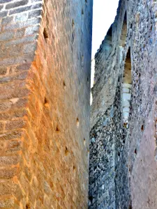 estrecho espacio entre la torre y el muro de escudos (© J.E.)
