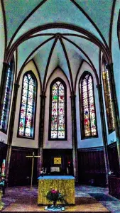 Stained glass windows in the choir of the Saint-Georges church (© JE)